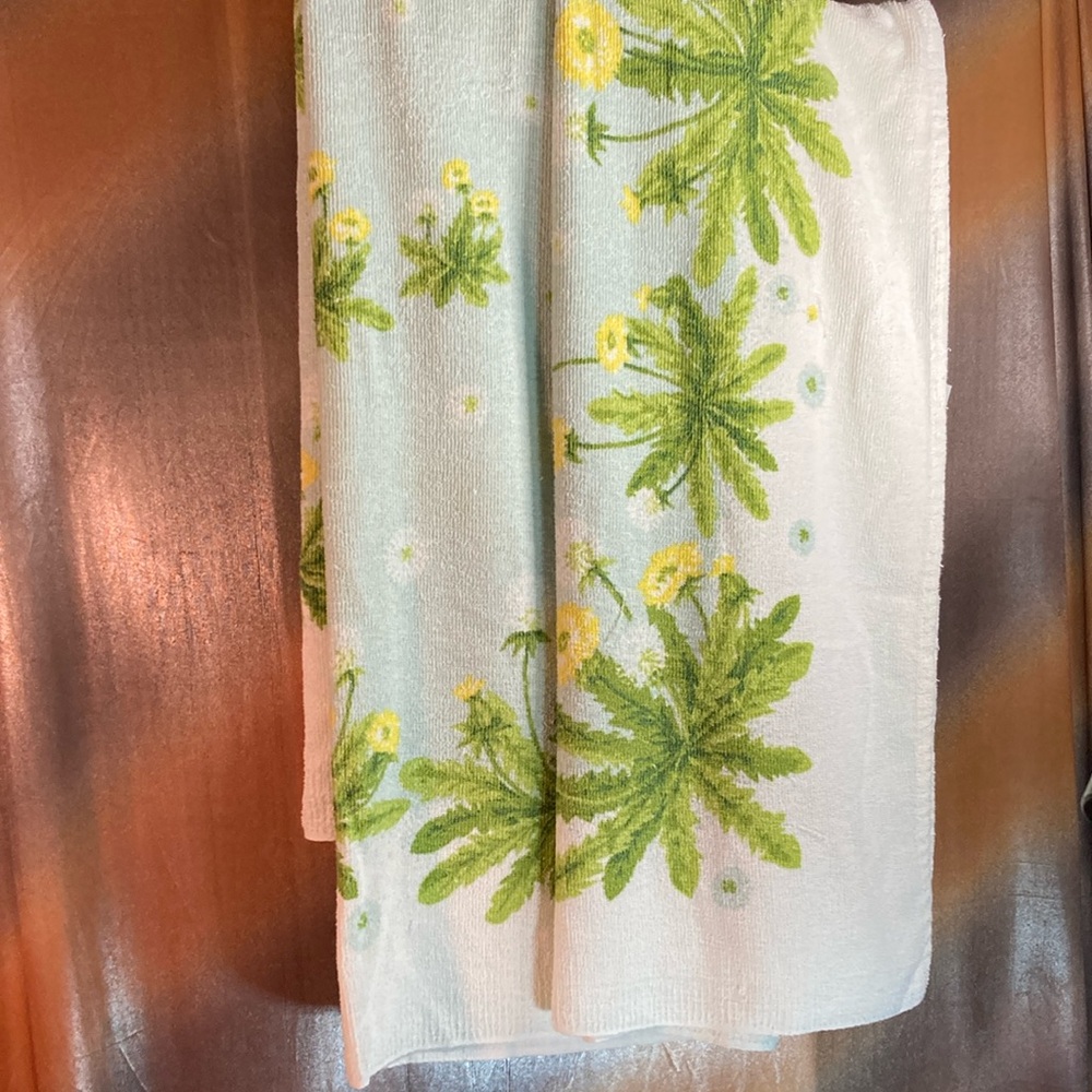 Vintage 70’s terry cloth tablecloth. Tastemakers light blue dandelions 51‎ x 65